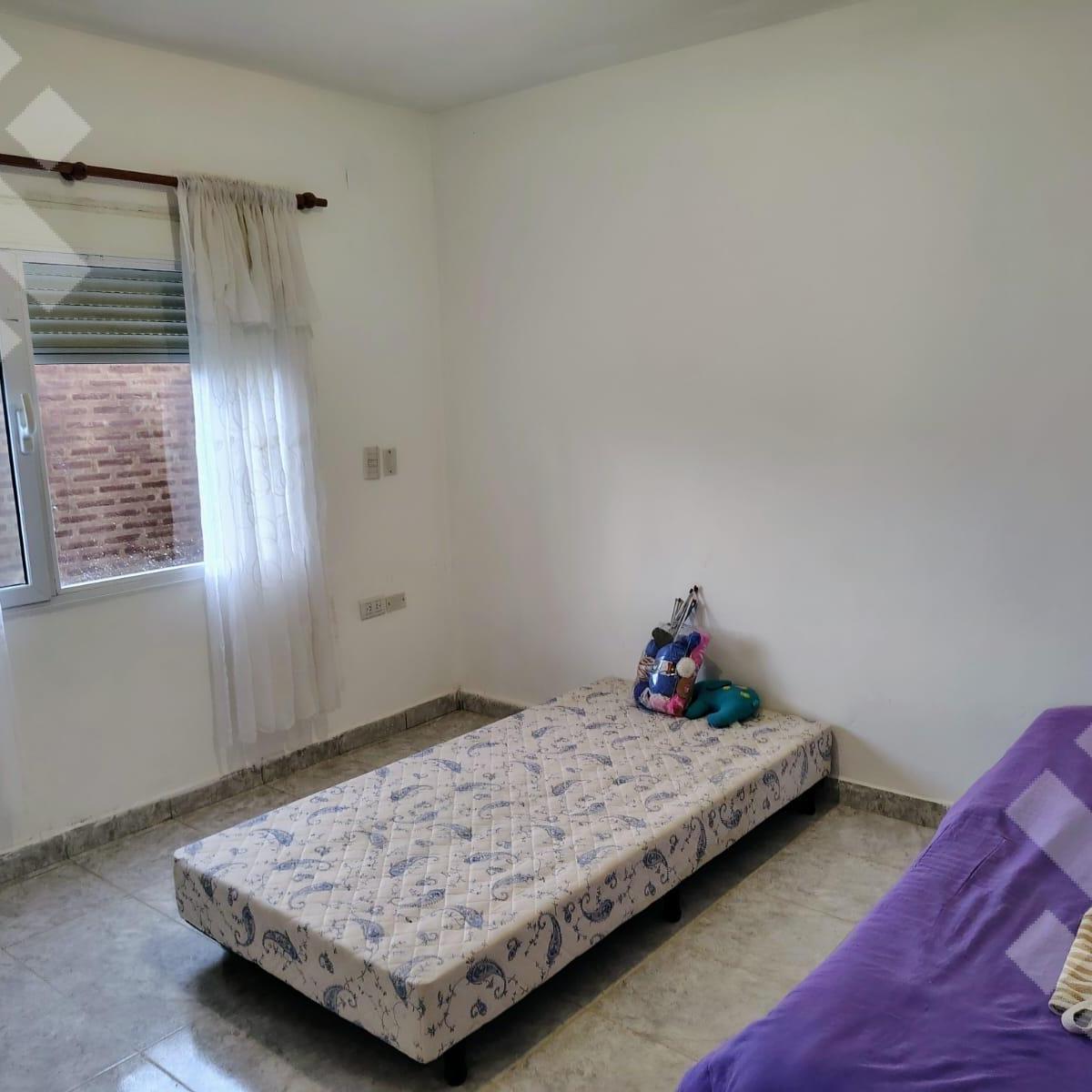 En Venta, Casa de 4 Dorm., Barrio Los Cerezos I 2