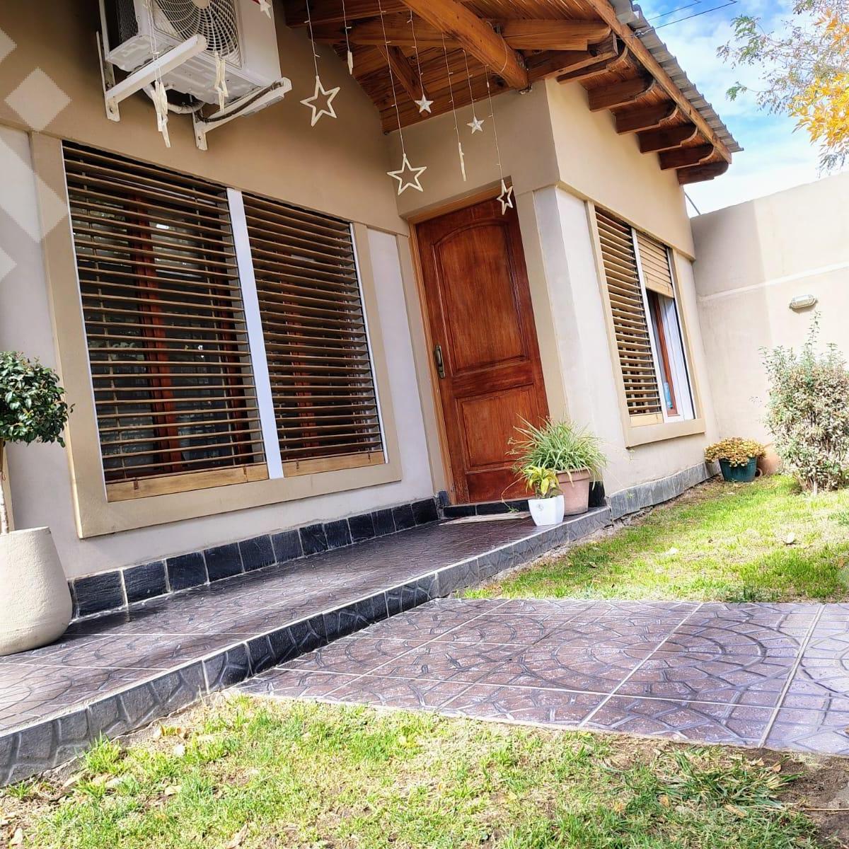 En Venta, Casa de 3 Dorm., B. Los Nogales, Plottier. 4