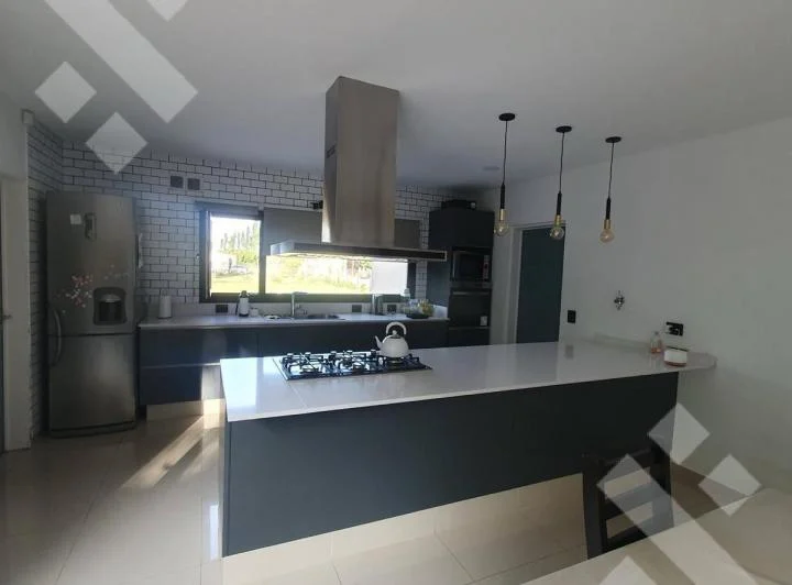 ALQUILER - CASA 2 DORMITORIOS - PLOTTIER 5