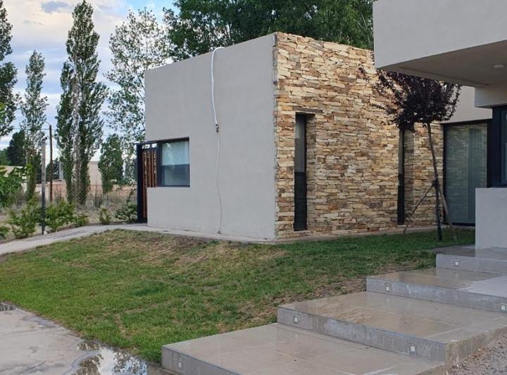 ALQUILER - CASA 2 DORMITORIOS - PLOTTIER 4