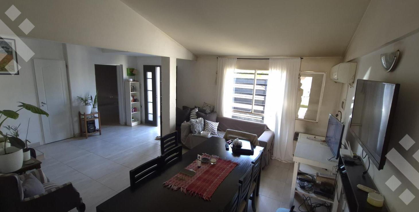 Foto de En Venta Casa 3 Dorm | Patio Quincho Independiente con Potencial, imagen 2