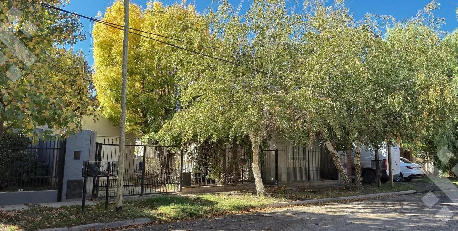 EN VENTA CASA PLOTTIER NEUQUÉN | LOTEO LOS ÁNGELES | Lote 408 m² | 2 Dorm   Estudio | Garage 3