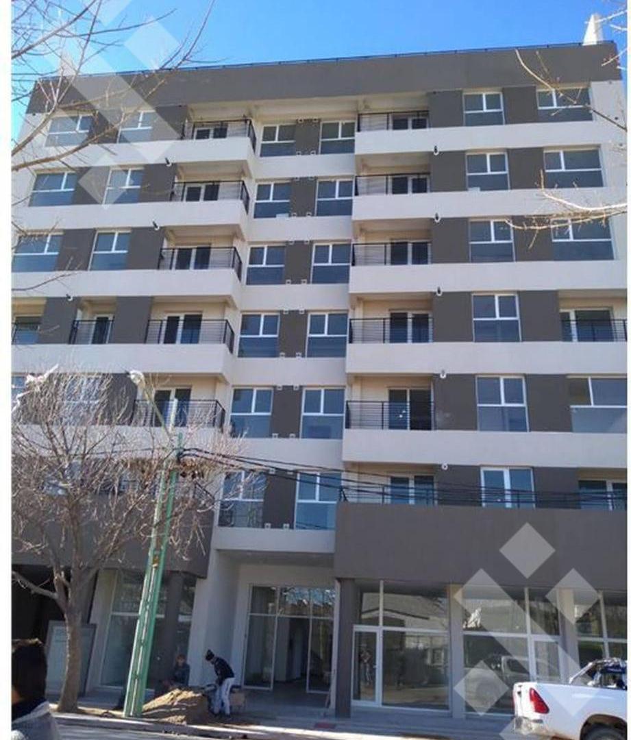 Foto de VENTA DEPARTAMENTO 1 DORMITORIO C/COCHERA Y BAULERA - CENTRO, CIPOLLETTI, imagen 3