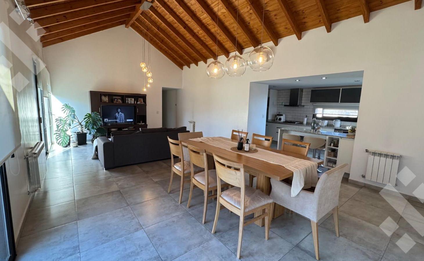 Foto de Moderna casa en planta baja con pileta - Bº La Falda Cipolletti, imagen 2
