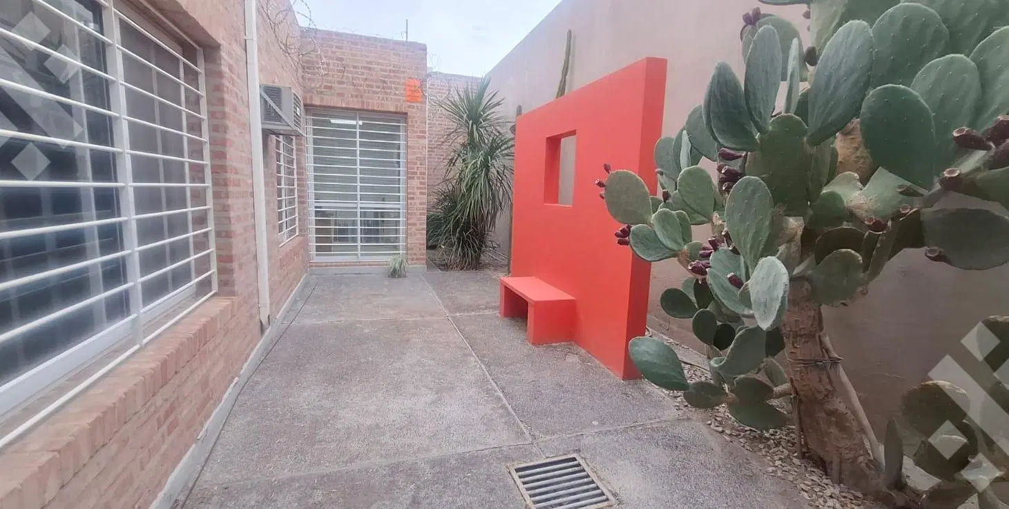 Venta edificio de 2 plantas ideal oficina / consultorio Cipolletti. Rio Negro 2