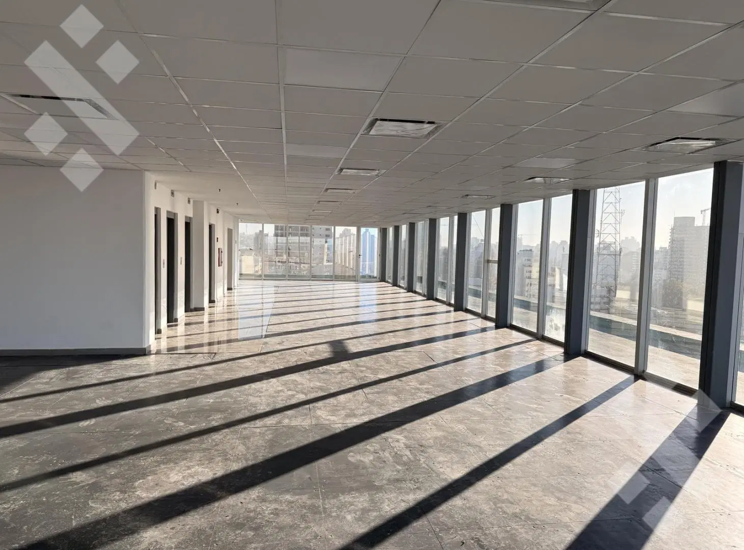 ALQUILER OFICINA 260m2 CON 2 COCHERAS - MICROCENTRO NEUQUÉN 2
