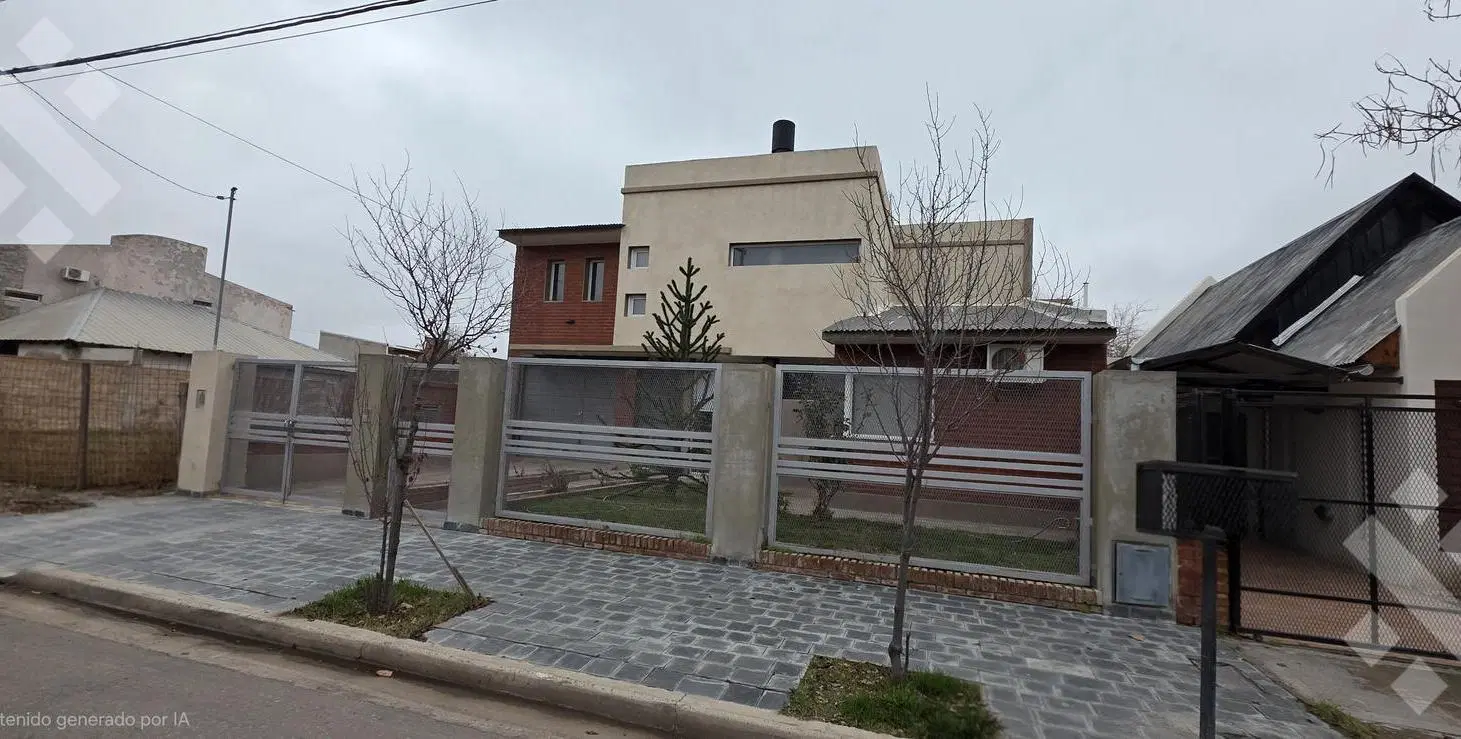 VENTA CASA 4 DORMITORIOS - B° LOS TORDOS, CIPOLLETTI 2