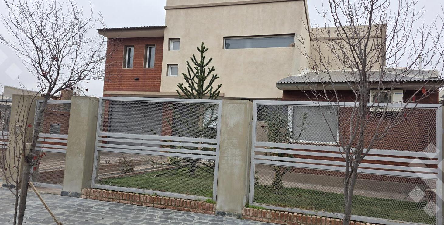 VENTA CASA 4 DORMITORIOS - B° LOS TORDOS, CIPOLLETTI