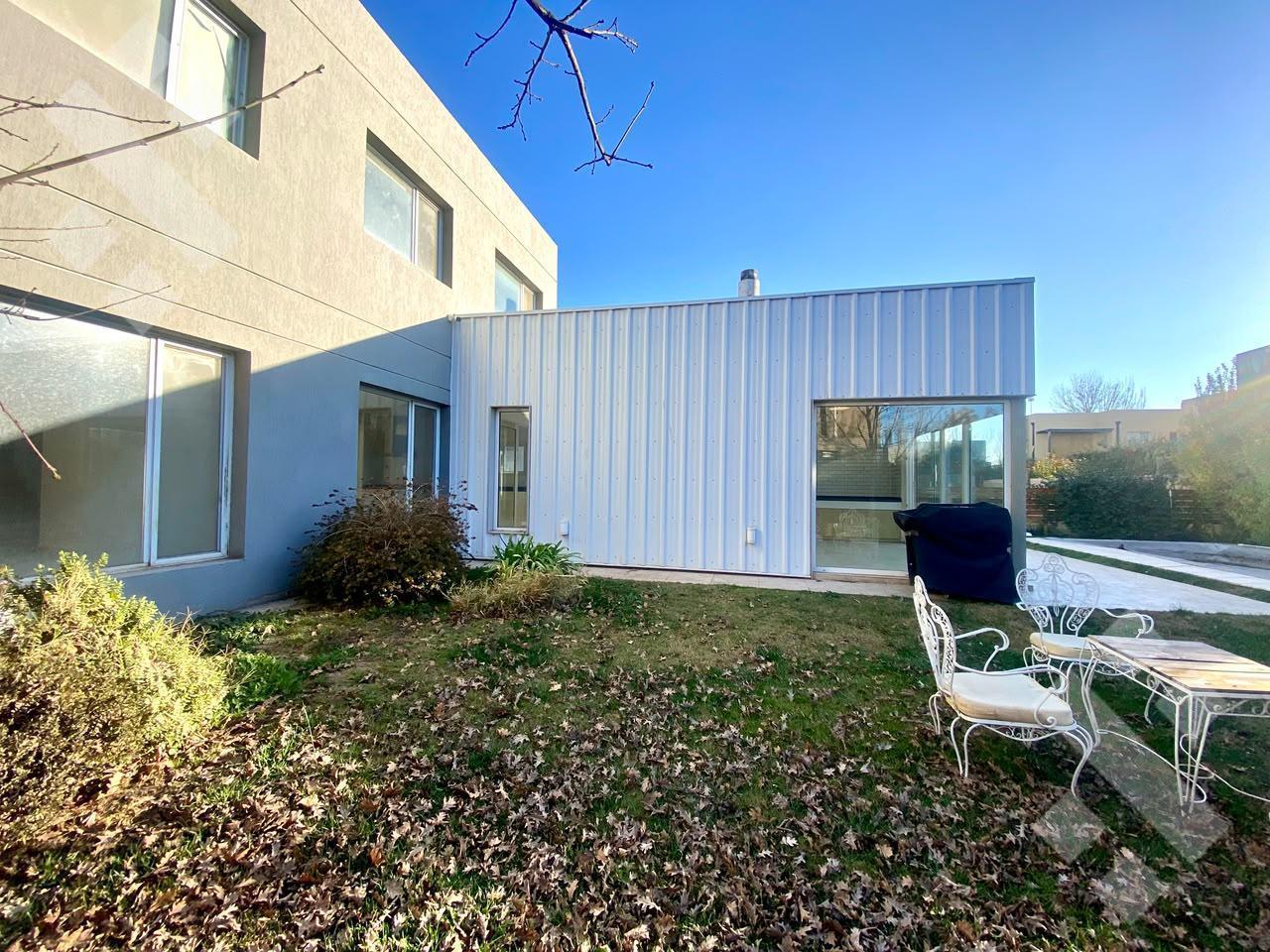Venta Casa 3 Dormi con Quincho y Pileta - Bº Cerrado Villa Muluen - Plottier