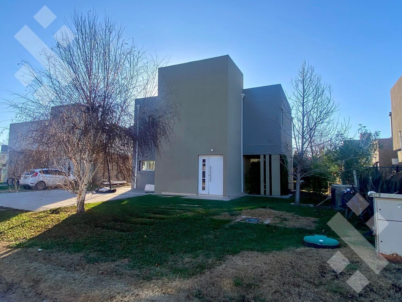 Foto de Venta Casa 3 Dormi con Quincho y Pileta - Bº Cerrado Villa Muluen, imagen 2