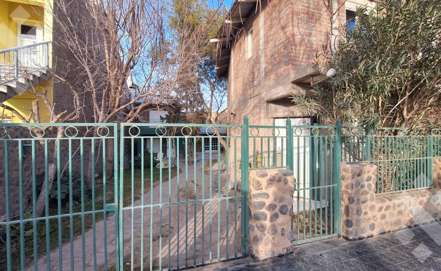 En Venta, | Casa de 6 dormitorios y Patio | Añelo 2