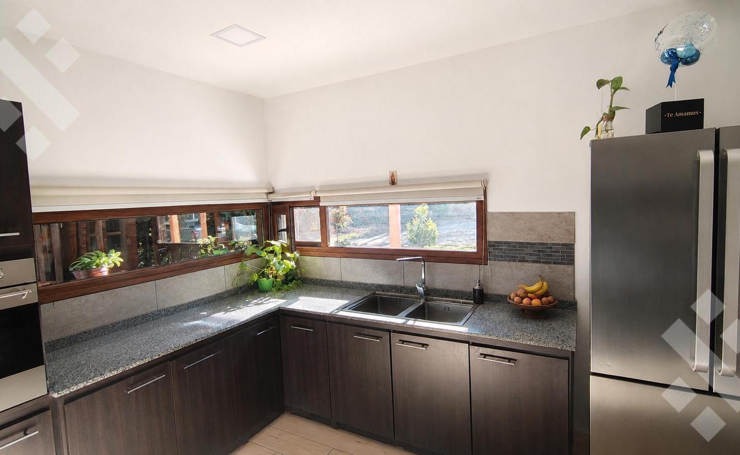 Foto de VENTA Casa nivel GERENCIAL en B° Privado Finca Villa Muluen, Plottier, imagen 2