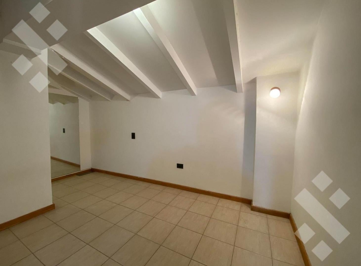 Foto de VENTA Casa 3 Dormitorios con Quincho B° Jardines del Rey - Apto Crédito, imagen 4