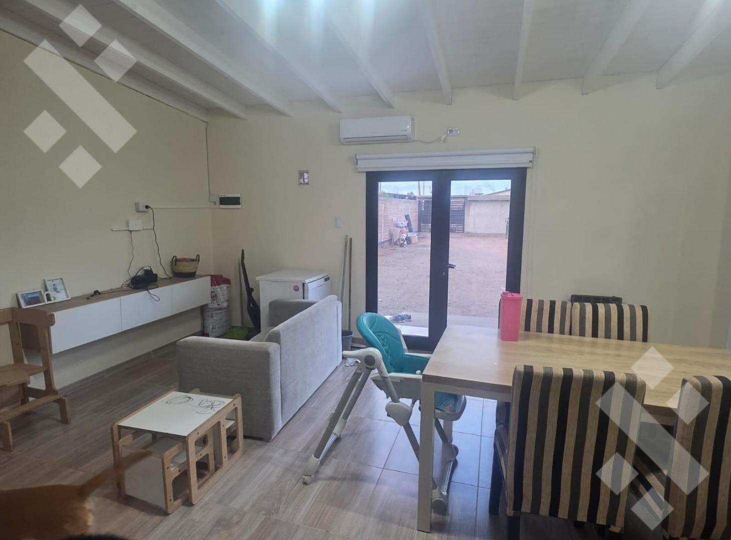 Foto de EN VENTA CASA 1 DORMITORIO, BARRIO BELLA VISTA, PLOTTIER, imagen 4