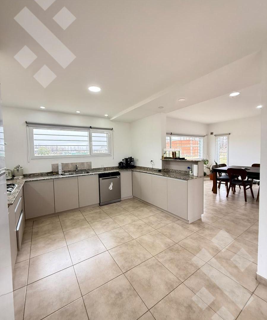 Foto de VENTA - Casa 3 dormitorios- APTO CREDITO HIPOTECARIO | B° Los Castaños, imagen 2