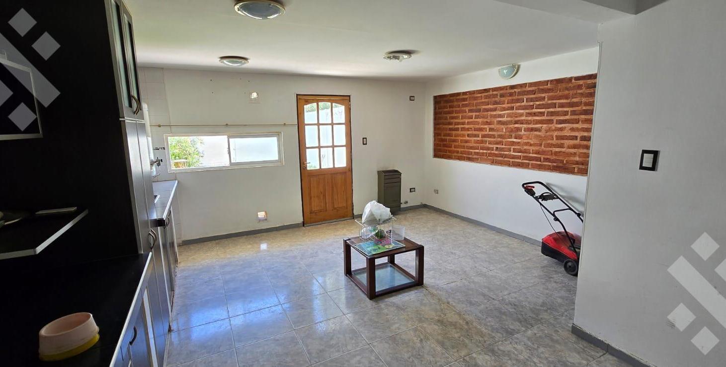 Foto de En Venta | Casa de 2 Dormitorios Depto de 2 Dormitorios | Barrio 160, imagen 2