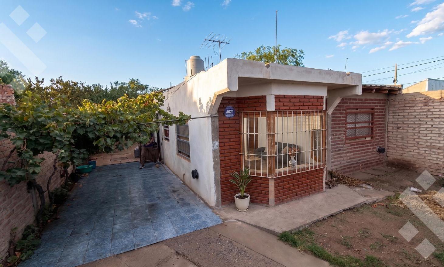 Foto de En Venta | Casa de 2 Dormitorios | Zona Centro | Centenario, imagen 1