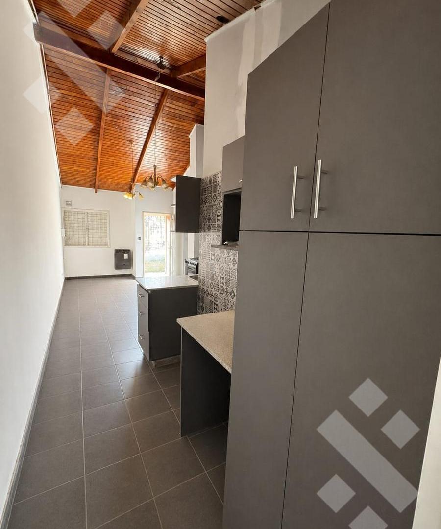 Foto de VENTA CASA 4 DORMITORIOS - B° GODOY, CIPOLLETTI, imagen 1