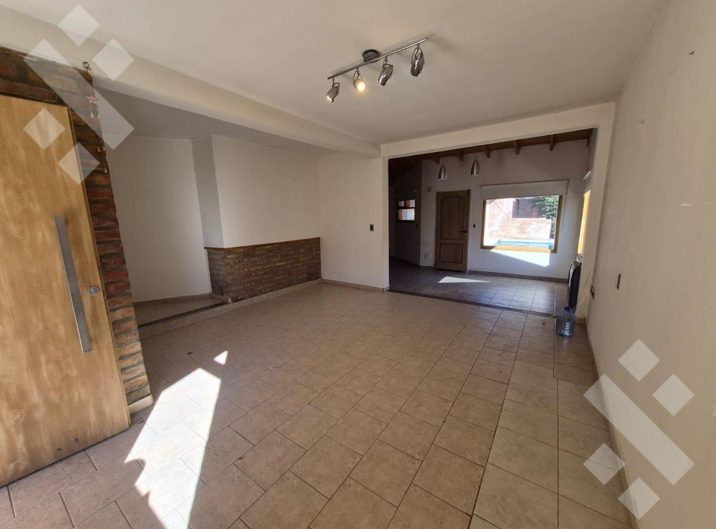 Foto de En Venta | Casa de 3 Dormitorios | Barrio La Herradura | Plottier, imagen 2