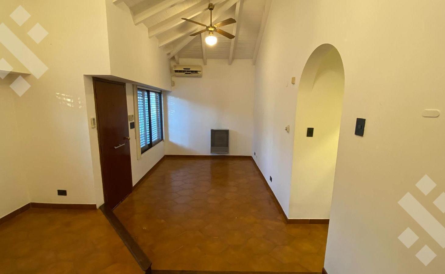 Foto de VENTA Casa 3 Dormitorios con Quincho B° Jardines del Rey - Apto Crédito, imagen 2