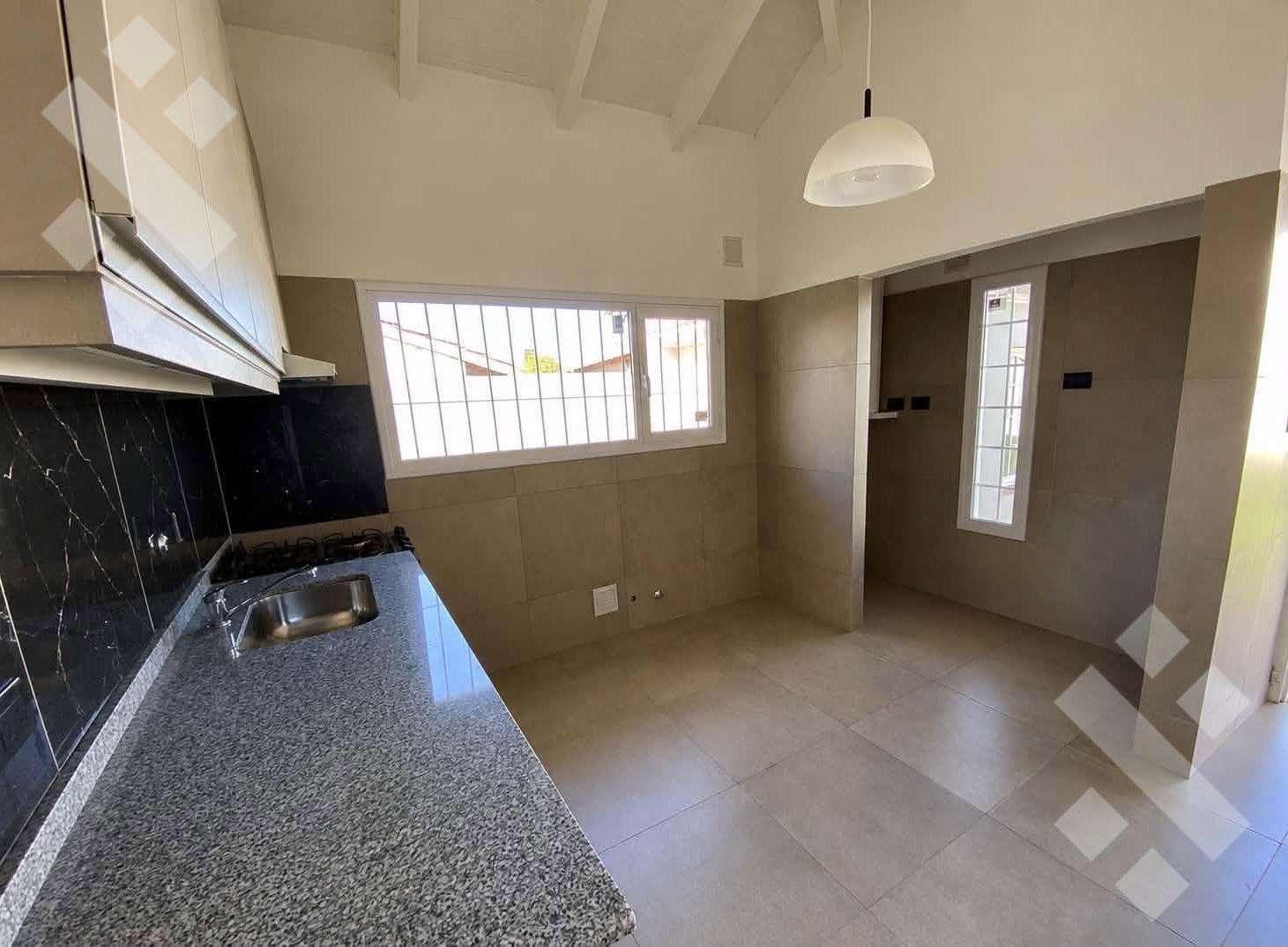 VENTA  Casa 3 Dormitorios con Quincho B° Jardines del Rey - Apto Crédito Hipotecario