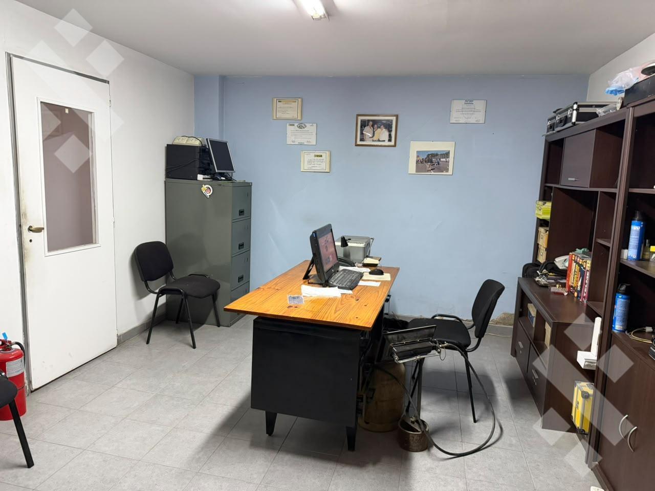 Foto de la propiedad en En Alquiler | Galpón con Oficinas | Angel Edelman 162 |