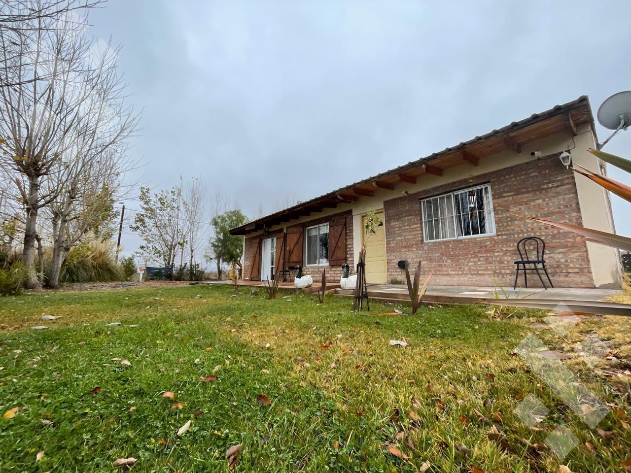 Foto de VENTA DOS CASAS CON PILETA - VILLA EL CHOCON - NEUQUEN CAPITAL, imagen 1