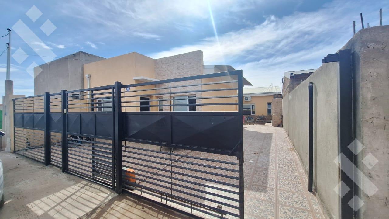 Foto de En Venta | Casa de 3 Dormitorios | Barrio Bardas del Sol | Plottier, imagen 2