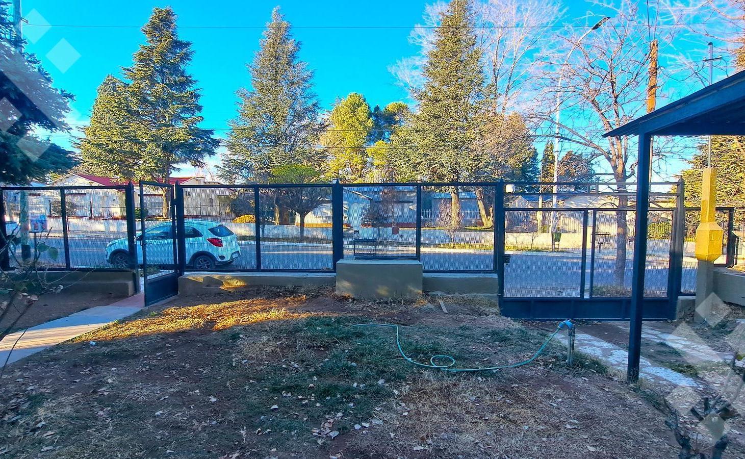 Foto de VENTA CASA DE 6 AMBIENTES, CON COCHERA, EN CAMPAMENTO 1, PLAZA HUINCUL, imagen 1