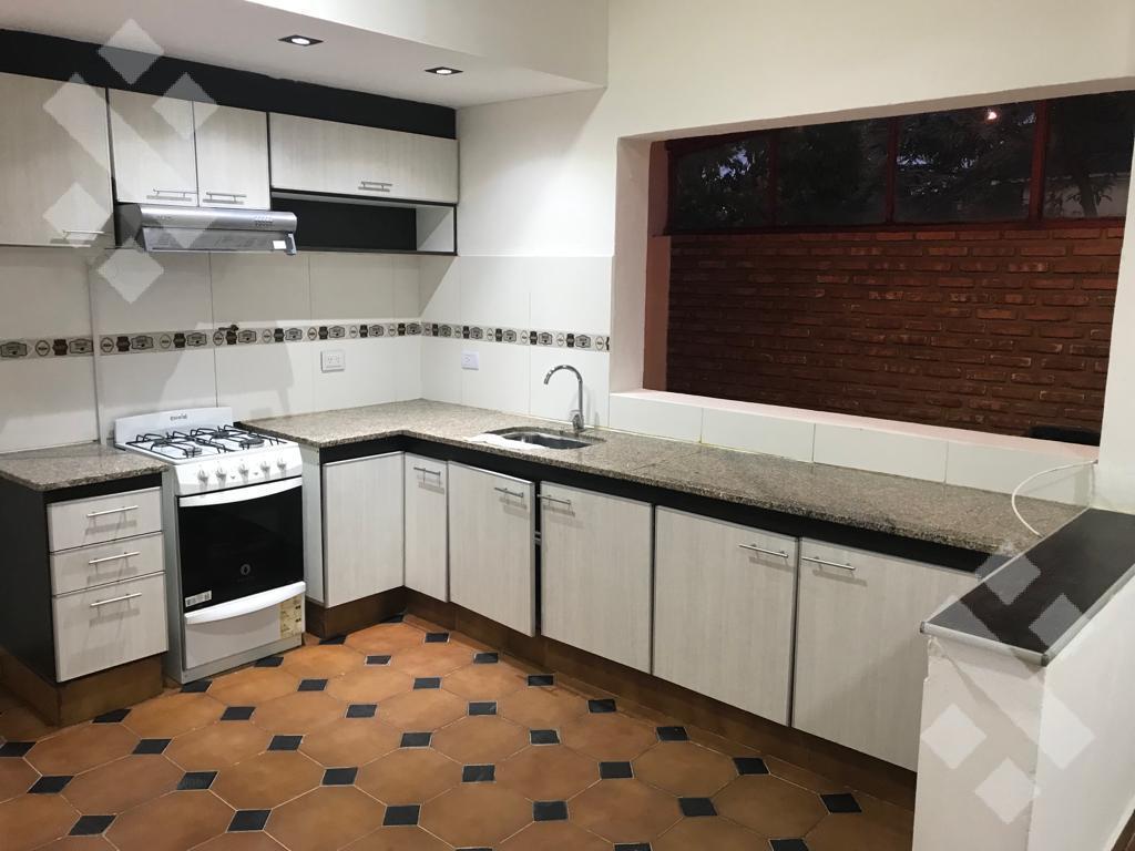 Foto de VENTA CASA DE 6 AMBIENTES, CON COCHERA, EN CAMPAMENTO 1, PLAZA HUINCUL, imagen 2