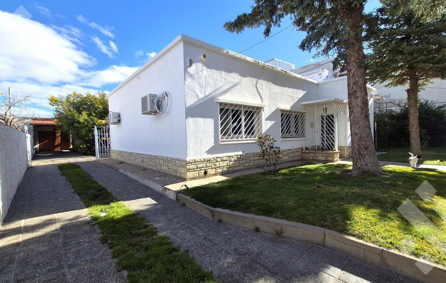 Foto de Casa en VENTA, en Plaza Huincul, 3 dormitorios, quincho, cochera y, imagen 3