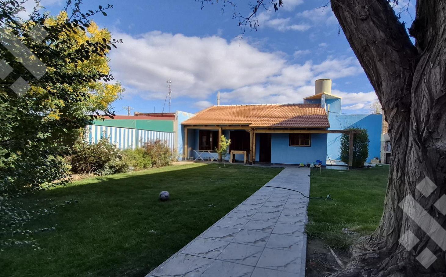 Foto de Casa en VENTA, en Plaza Huincul, 3 dormitorios, quincho, cochera y, imagen 1
