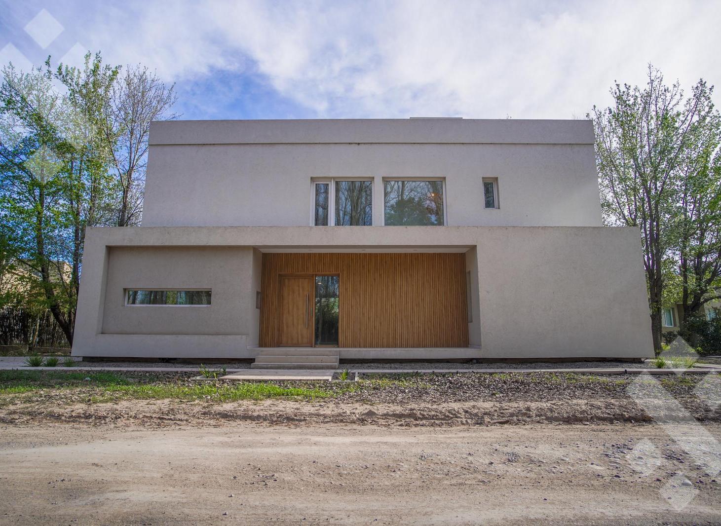 Foto de Venta Casa 4 dormitorios. B° Privado Laguna Blanca. Plottier, imagen 2