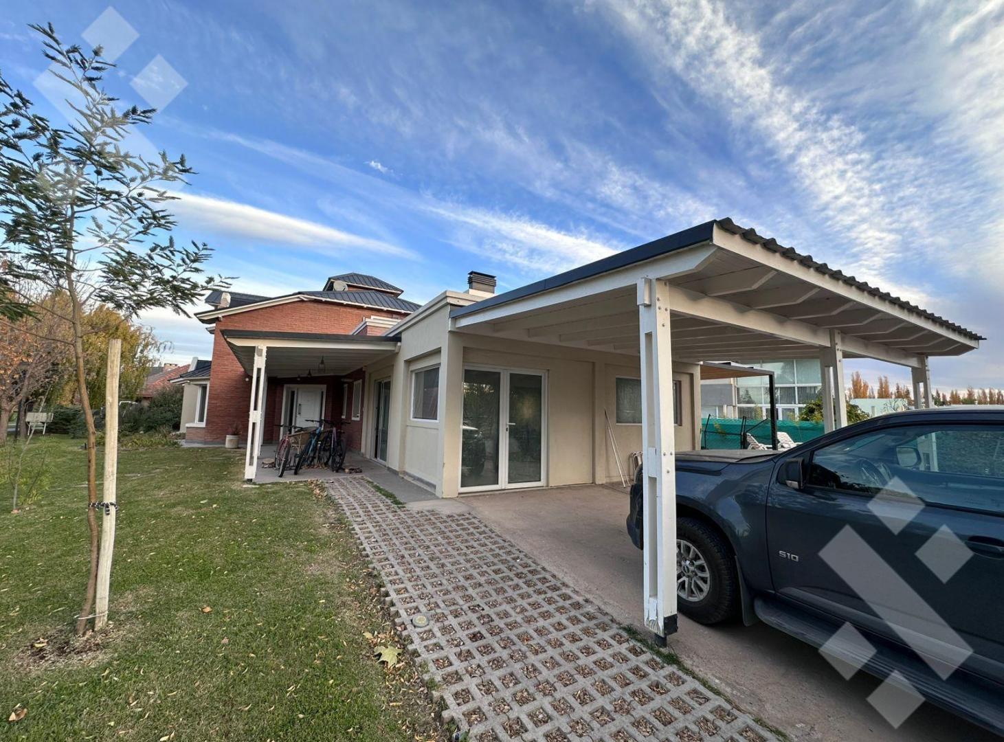 Foto de En Venta | Casa de Nivel Gerencial | 4 Dormitorios | Barrio Comahue, imagen 3