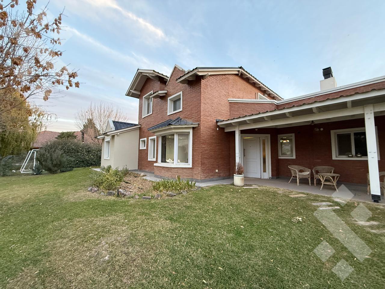 Foto de En Venta | Casa de Nivel Gerencial | 4 Dormitorios | Barrio Comahue, imagen 1