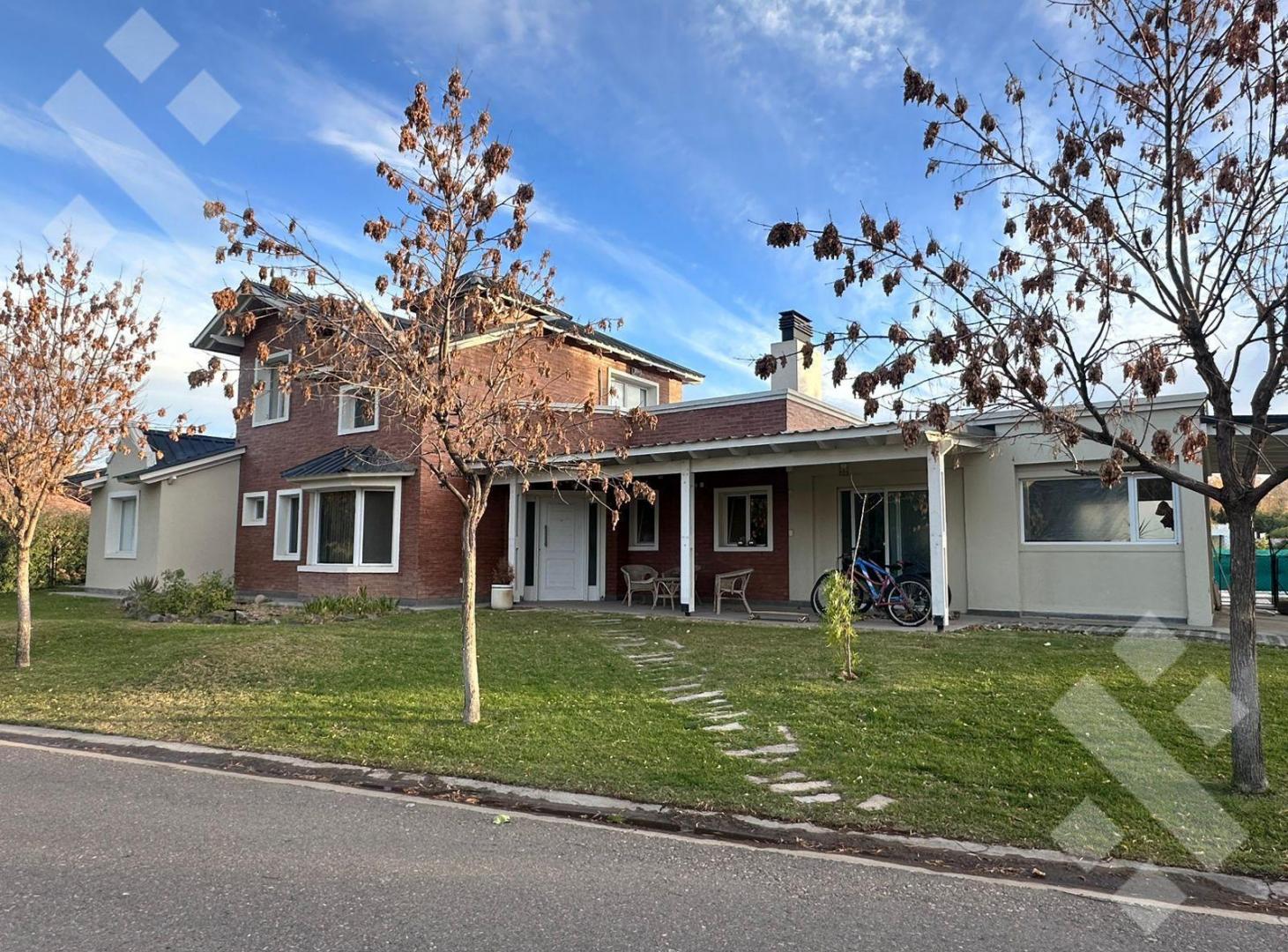 Foto de En Venta | Casa de Nivel Gerencial | 4 Dormitorios | Barrio Comahue, imagen 2
