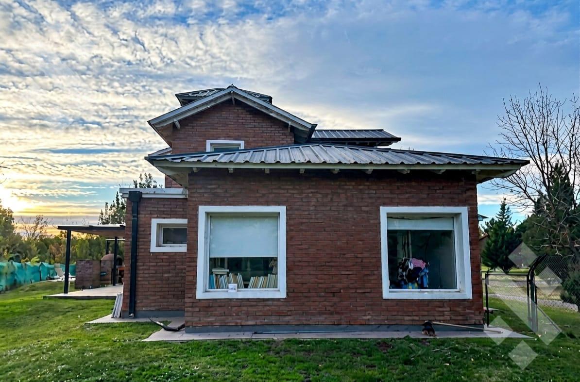Foto de En Venta | Casa de Nivel Gerencial | 4 Dormitorios | Barrio Comahue, imagen 5