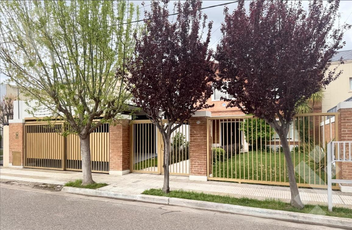 Foto de VENTA CASA NIVEL GERENCIAL 5 DORMITORIOS CALLE LOS CIPRESES 1600, imagen 4