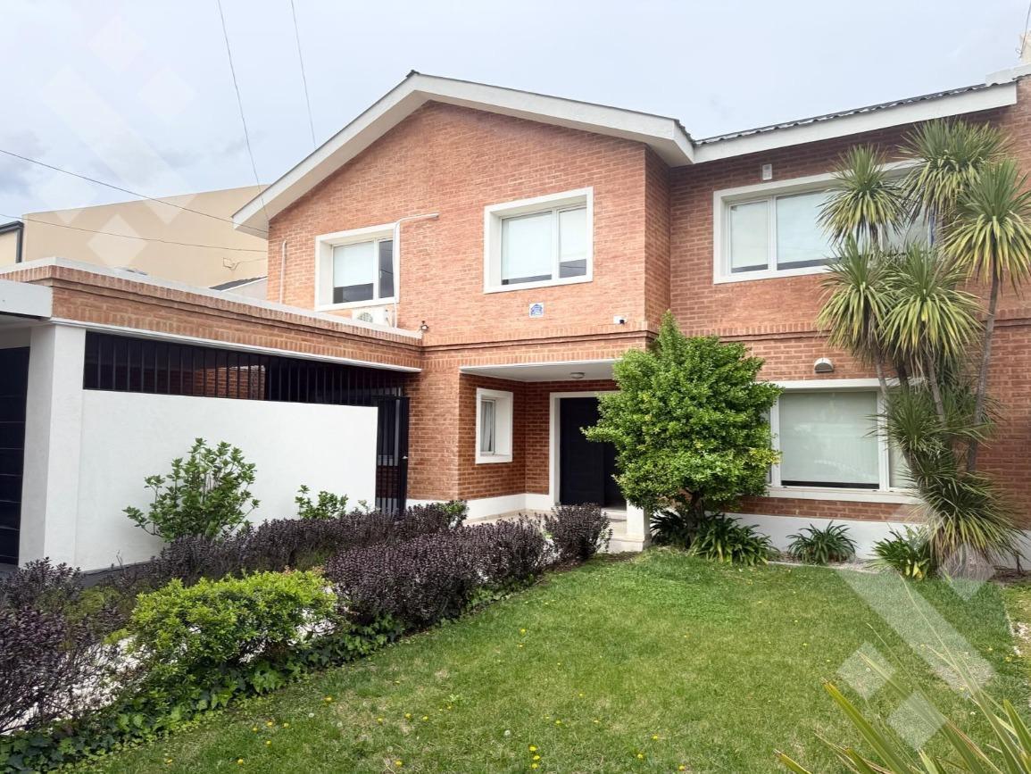 Foto de VENTA CASA NIVEL GERENCIAL 5 DORMITORIOS CALLE LOS CIPRESES 1600, imagen 3