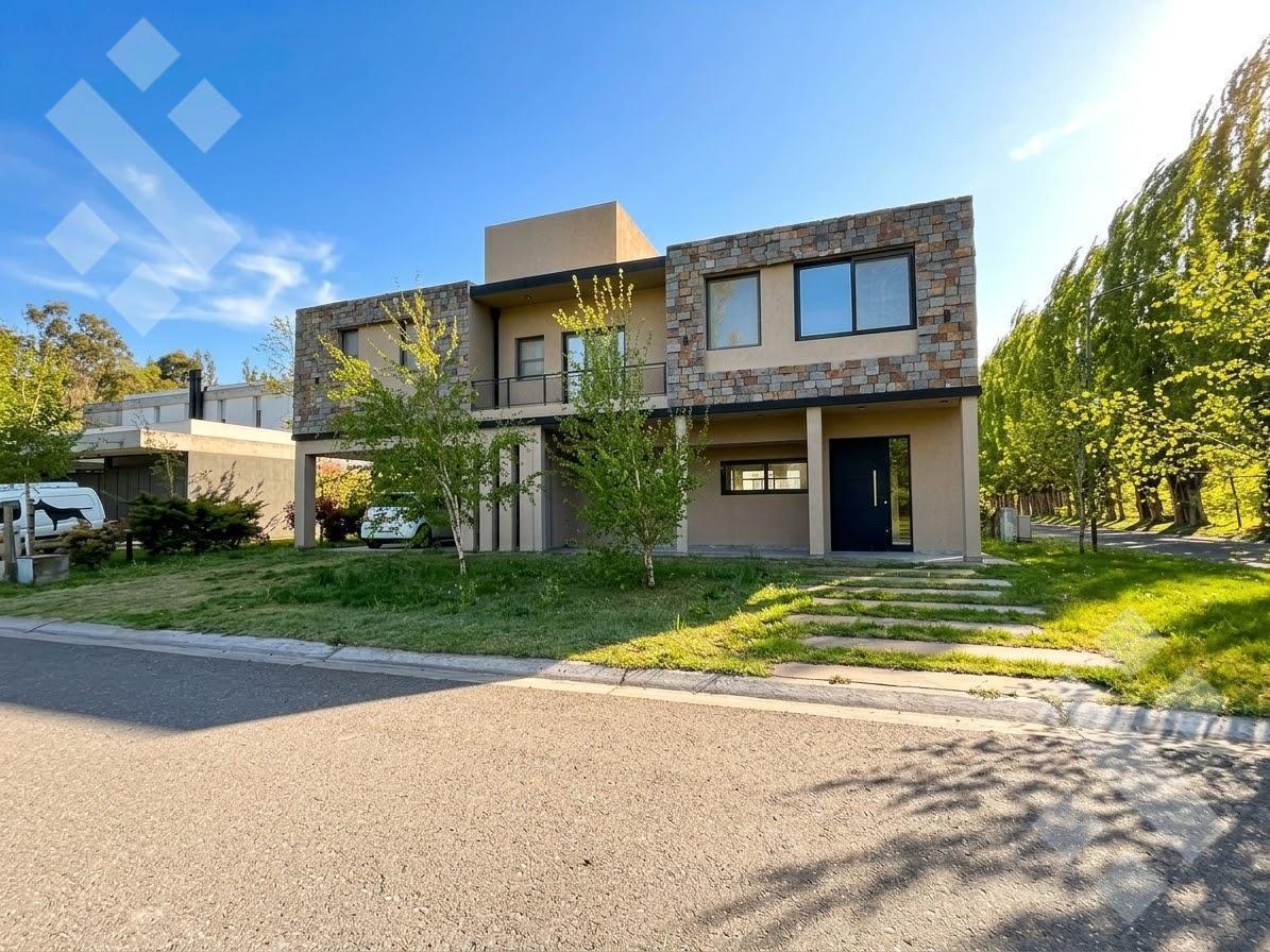 Foto de CASA EN VENTA - BARRIO CERRADO LA COMARCA, imagen 1