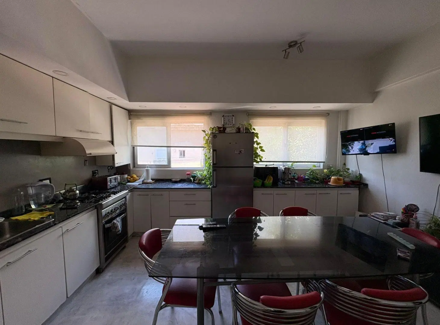 Casa con entrada independiente, amplios ambientes y terraza con quincho -Floresta. 4