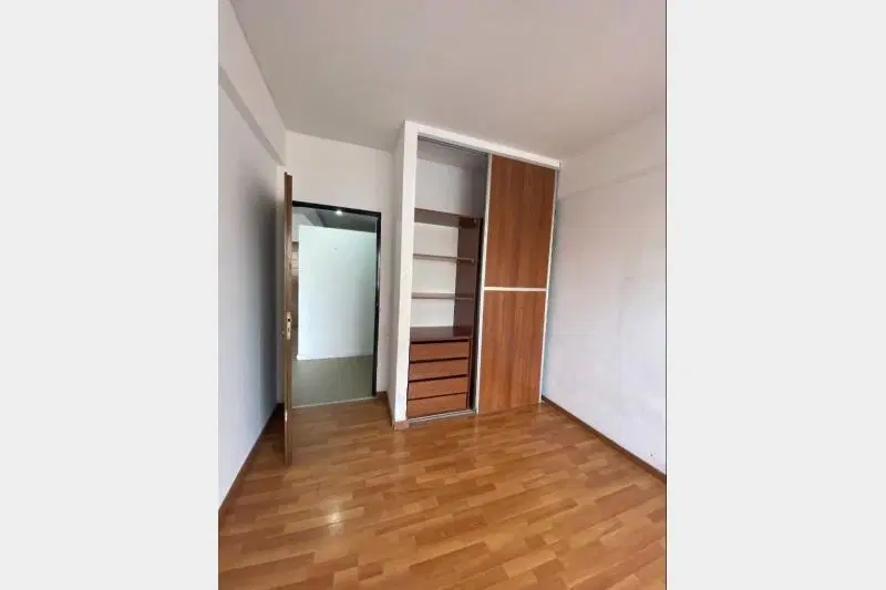 Departamento de 2 ambientes con balcon y cochera en Floresta. 2