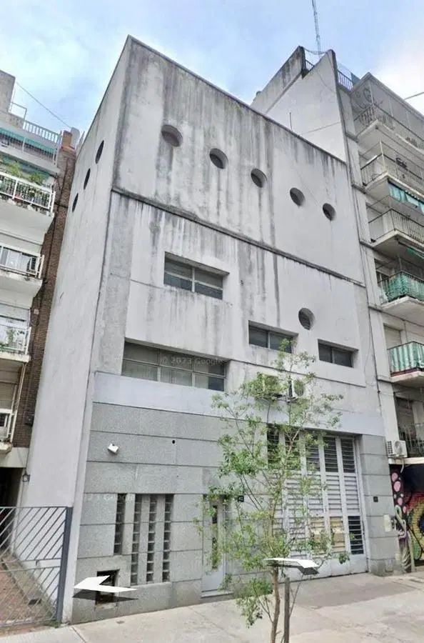 Edificacion de 3 pisos / Oficinas con galpón y cochera 2