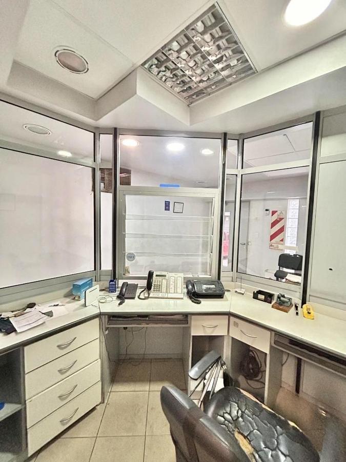 Foto de Edificacion de 3 pisos / Oficinas con galpón y cochera, imagen 1