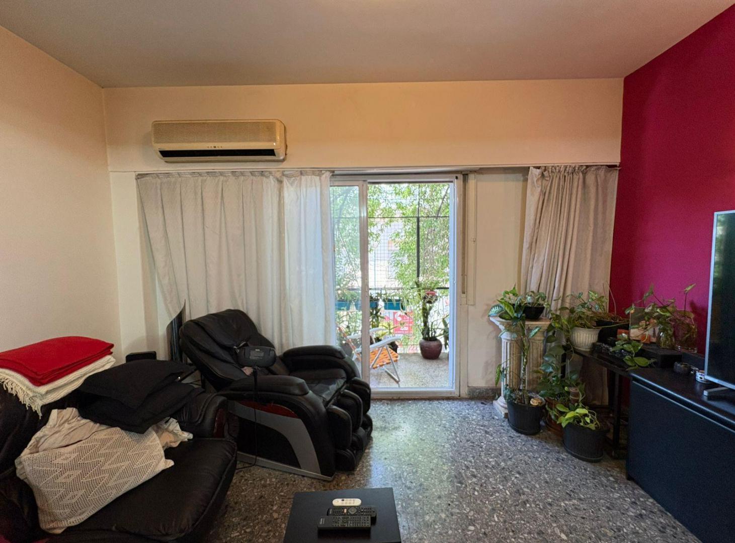 Foto de Casa con entrada independiente, amplios ambientes y terraza con quincho, imagen 2
