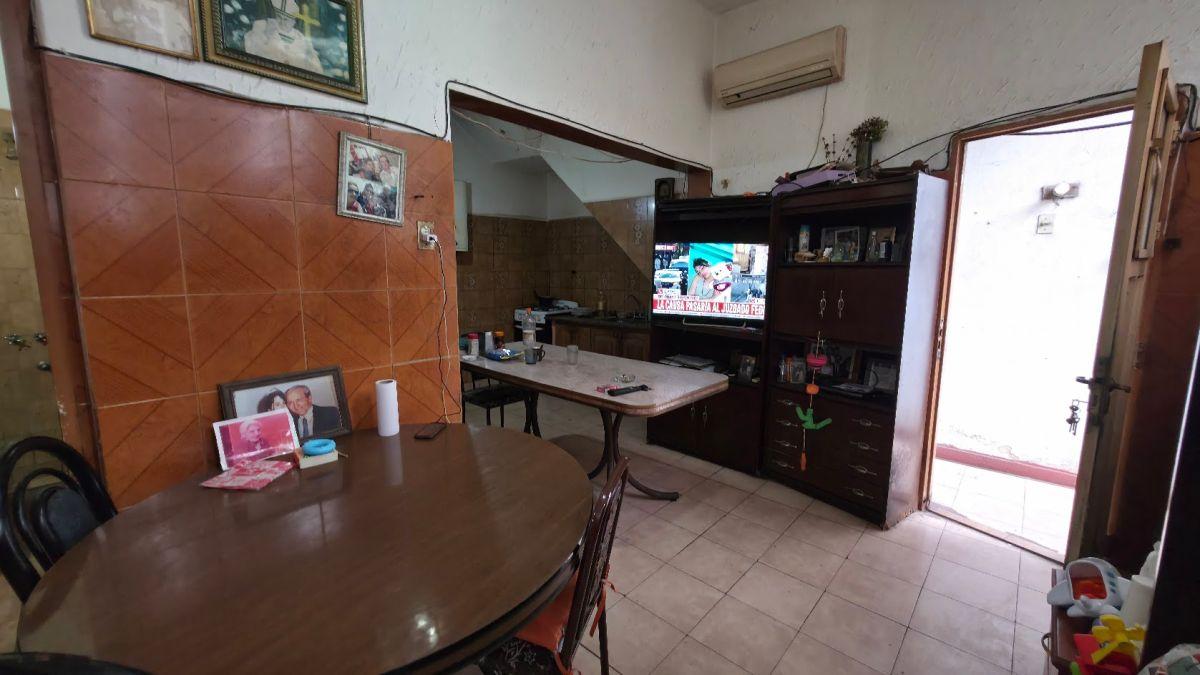 Foto de PH 3 amb piso independiente. Venta. Liniers, imagen 2
