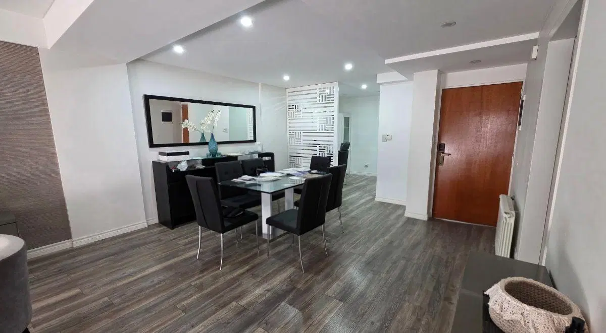 Amplio piso 3 amb con 2 cocheras fijas. Venta Liniers 4