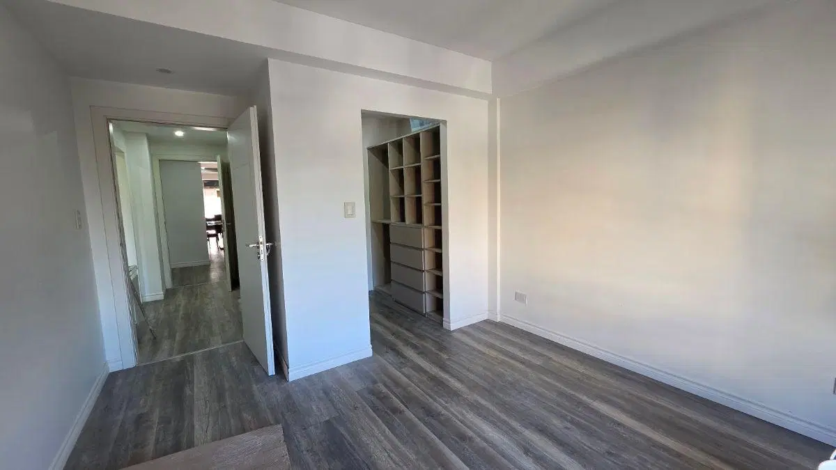 Amplio piso 3 amb con 2 cocheras fijas. Venta Liniers 5