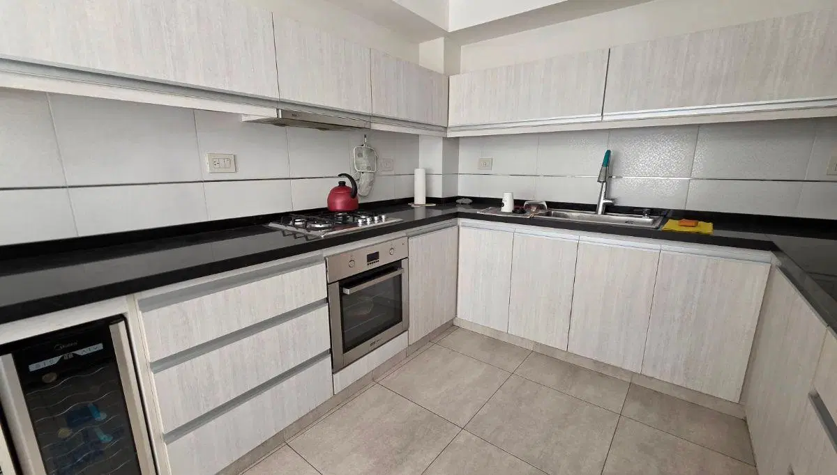 Amplio piso 3 amb con 2 cocheras fijas. Venta Liniers 3