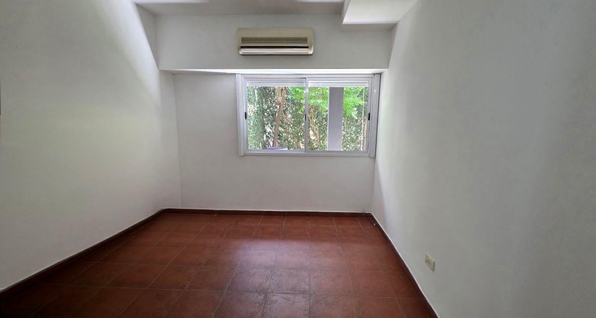 Foto de PH 4 amb c/cochera y Jardín. Venta. Liniers, imagen 1